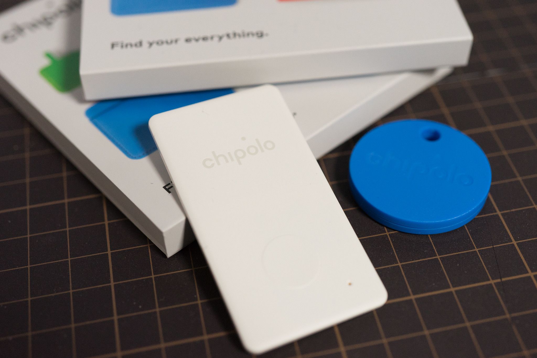 chipolo bluetooth tracker with paper - AirTags, Tile e Chipolo: come funzionano i tracker Bluetooth?