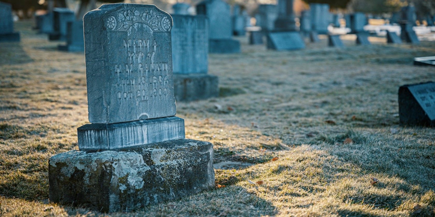 A gravestone in a cementary