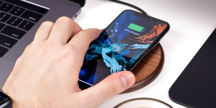 چهار دلیل برای نخریدن شارژرهای بیسیم (وایرلس) 3 iPhone Wireless Charging.jpg?q=50&fit=crop&w=750&dpr=1 -