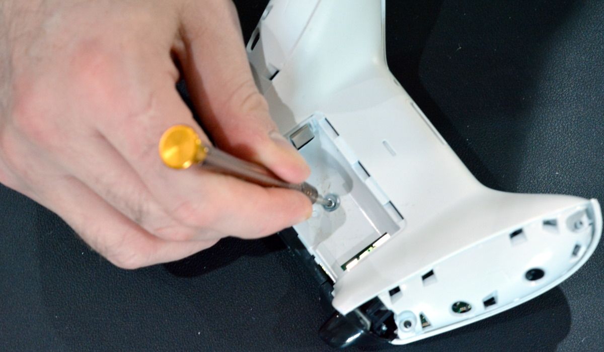 Disassemble an Xbox One controller
