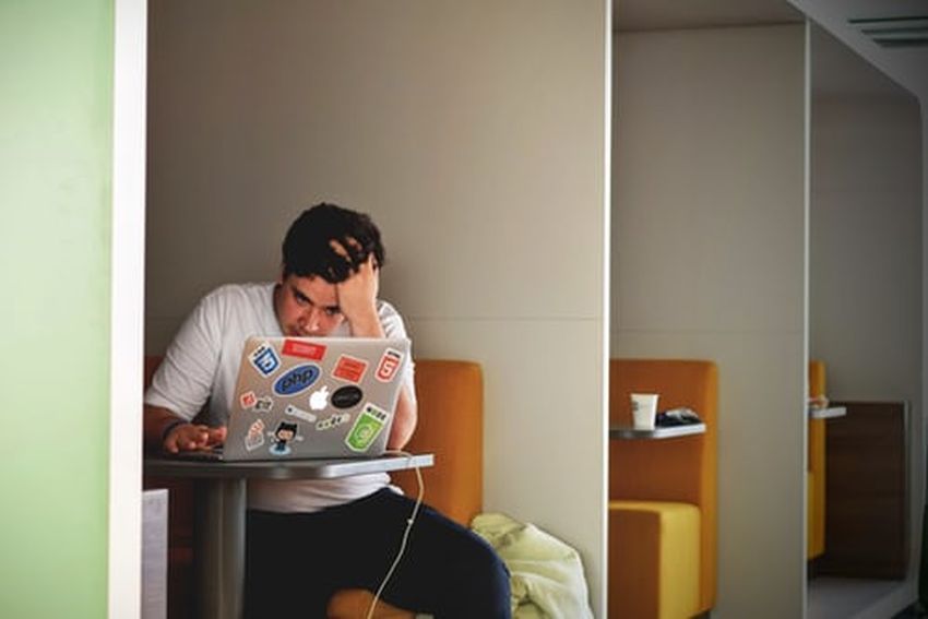 5 Ablenkungen, die Sie weniger produktiv machen (und wie man sie vermeidet) - Checking Emails in Frustation