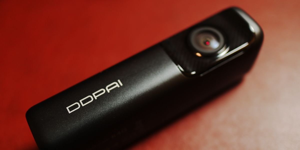 Die DDPai Mini5 Dash Cam Bewertung: 4K-Video, praktischer Onboard-Speicher, schreckliches Audio - DDPai 4K On Red