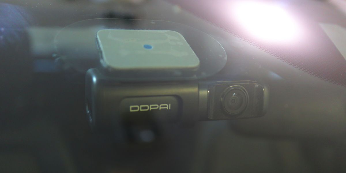 DDPai Mini5 Inside Windshield - Recensione della Dash Cam DDPai Mini5: video 4K, comodo spazio di archiviazione integrato, audio terribile