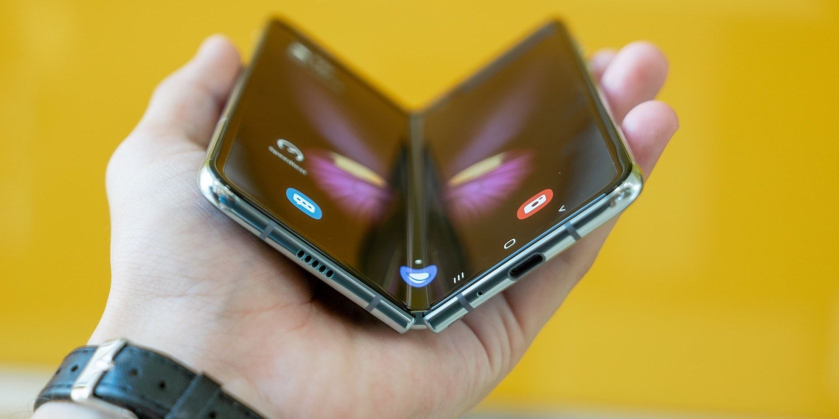 Person holding a foldable phone