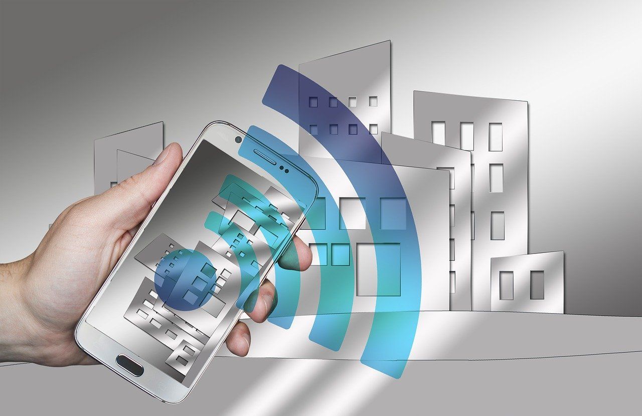 Mobile phone smart home control - I 5 maggiori rischi per la sicurezza domestica intelligente e come prevenirli