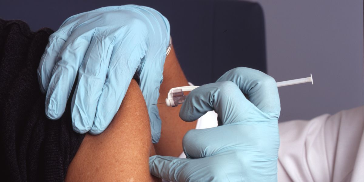 Person getting a shot from unspalsh - Come scoprire dove trovare un vaccino COVID-19 usando Alexa