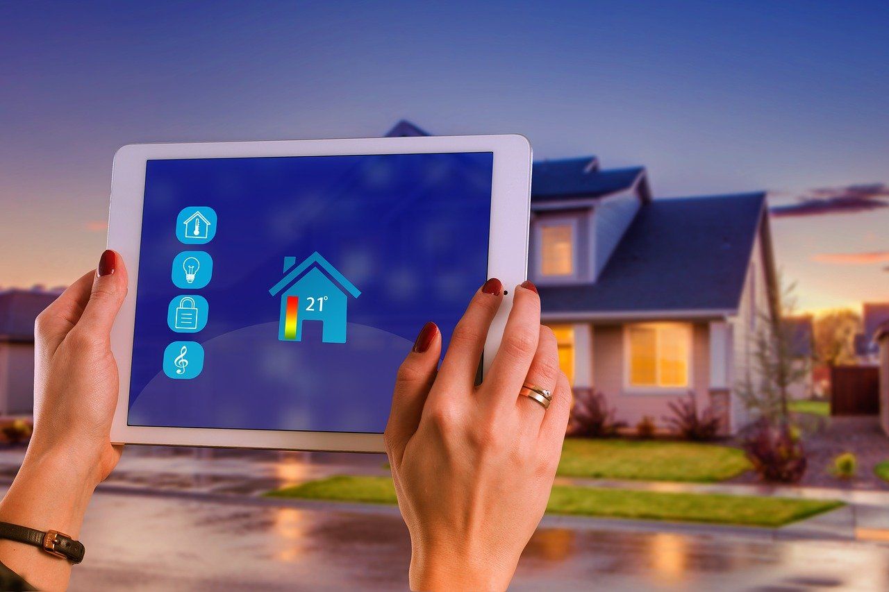 Smart home with mobile phone - I 5 maggiori rischi per la sicurezza domestica intelligente e come prevenirli