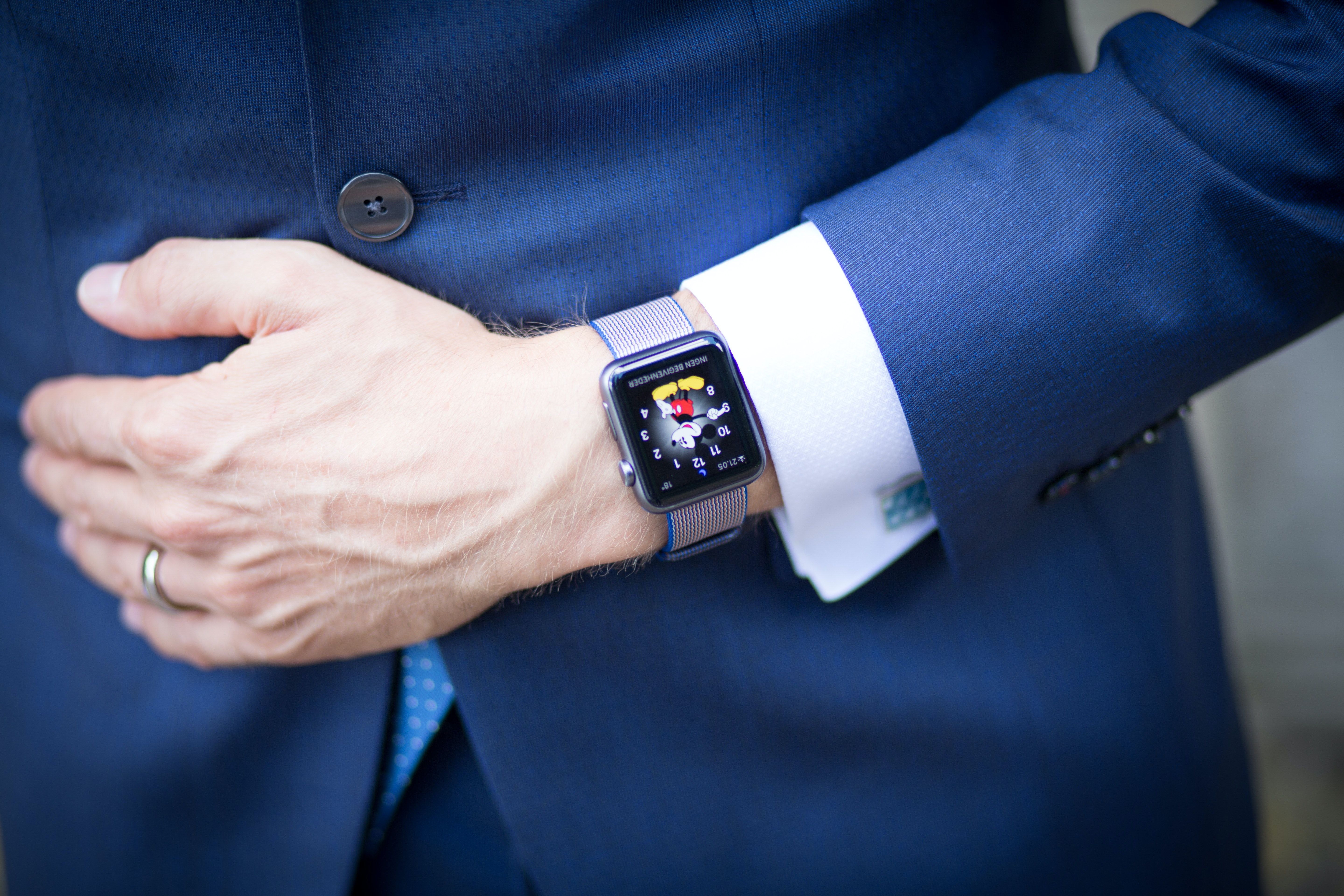 Suit wearer with Apple Watch - Come aggiornare il tuo Apple Watch