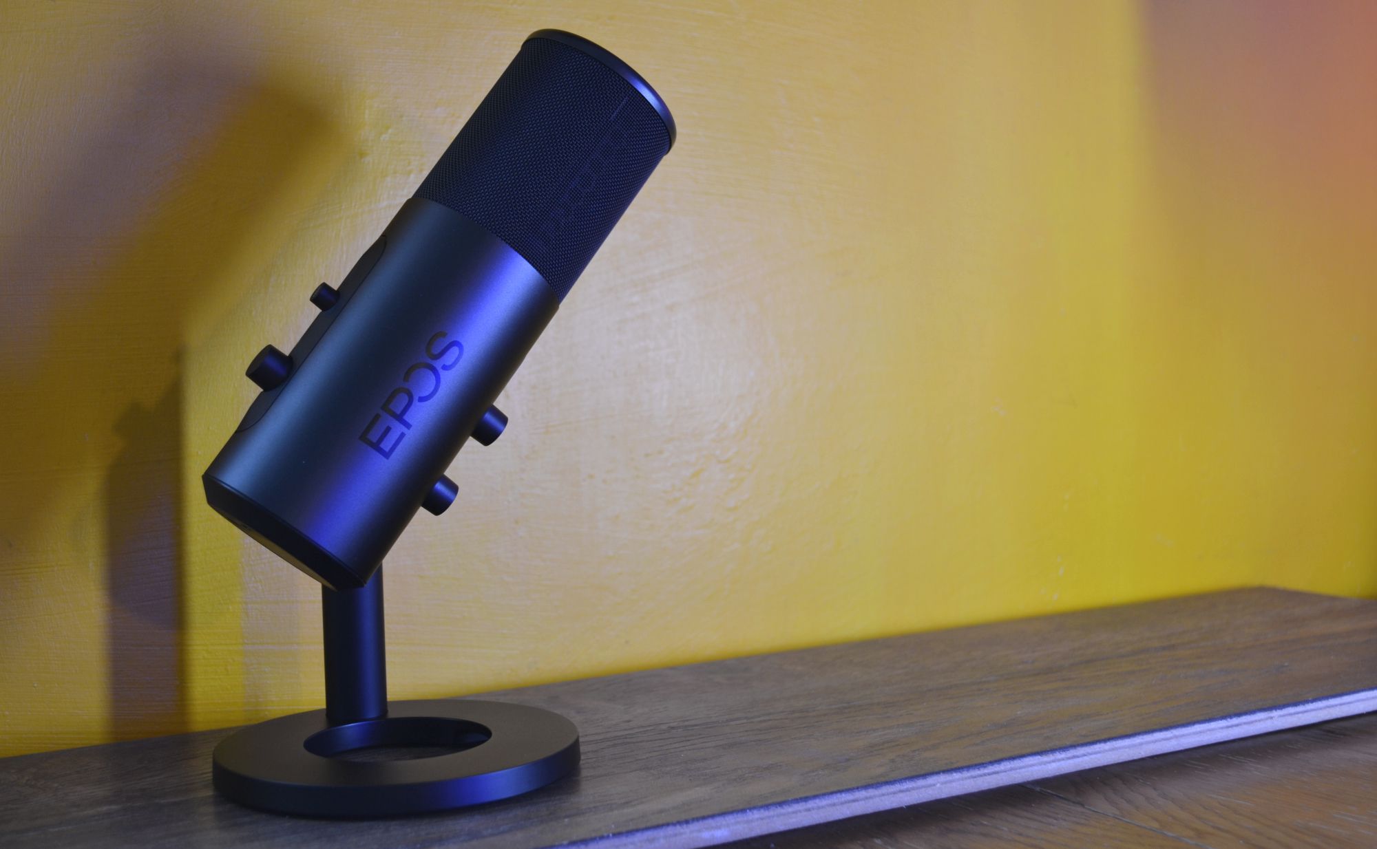 epos b20 microphone standing side - Recensione del microfono in streaming EPOS B20: microfono di qualità da studio per giocatori e creatori