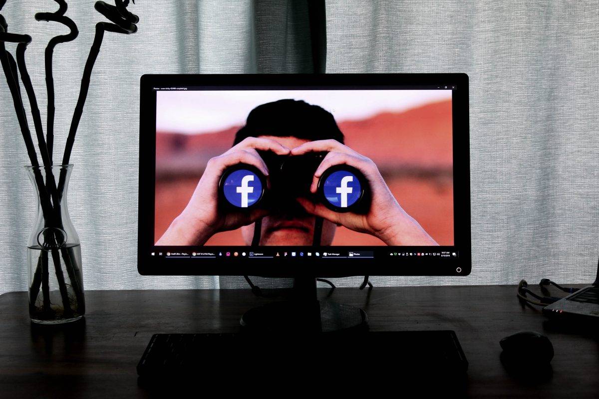 facebookの双眼鏡を持つ男があなたに詮索