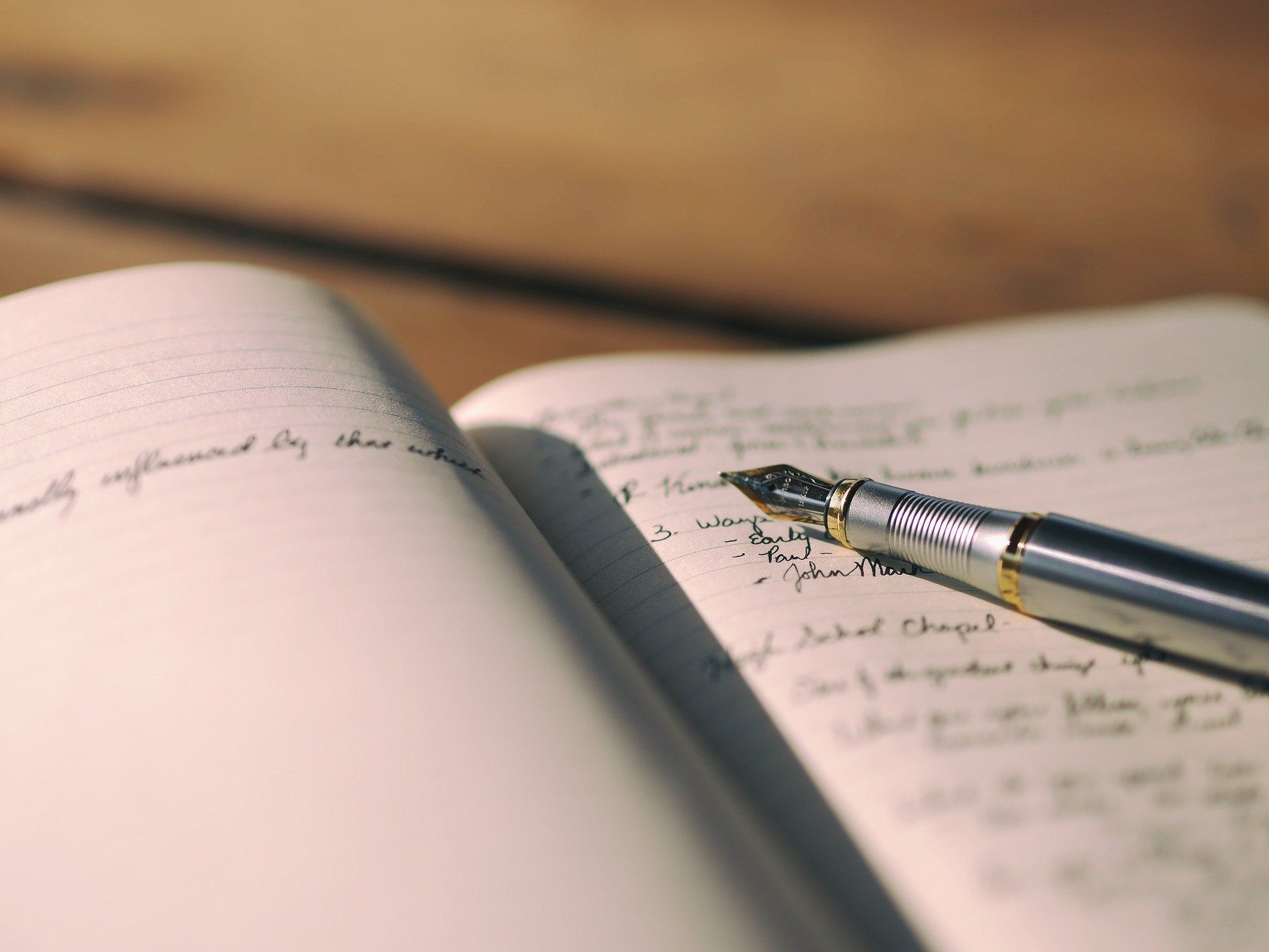 fountain pen on written diary - Perché e come dovresti autopubblicare il tuo diario o blog