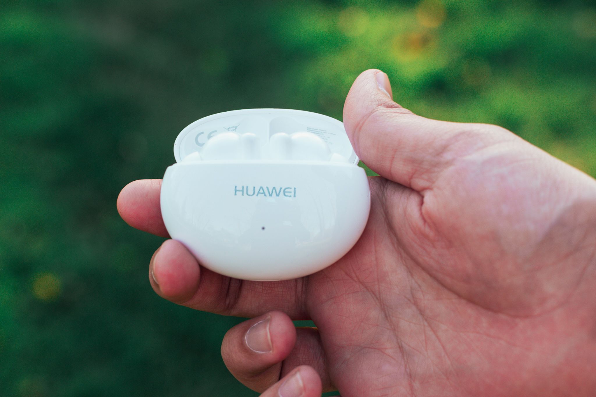 Huawei Freebuds 4i in charging case 2