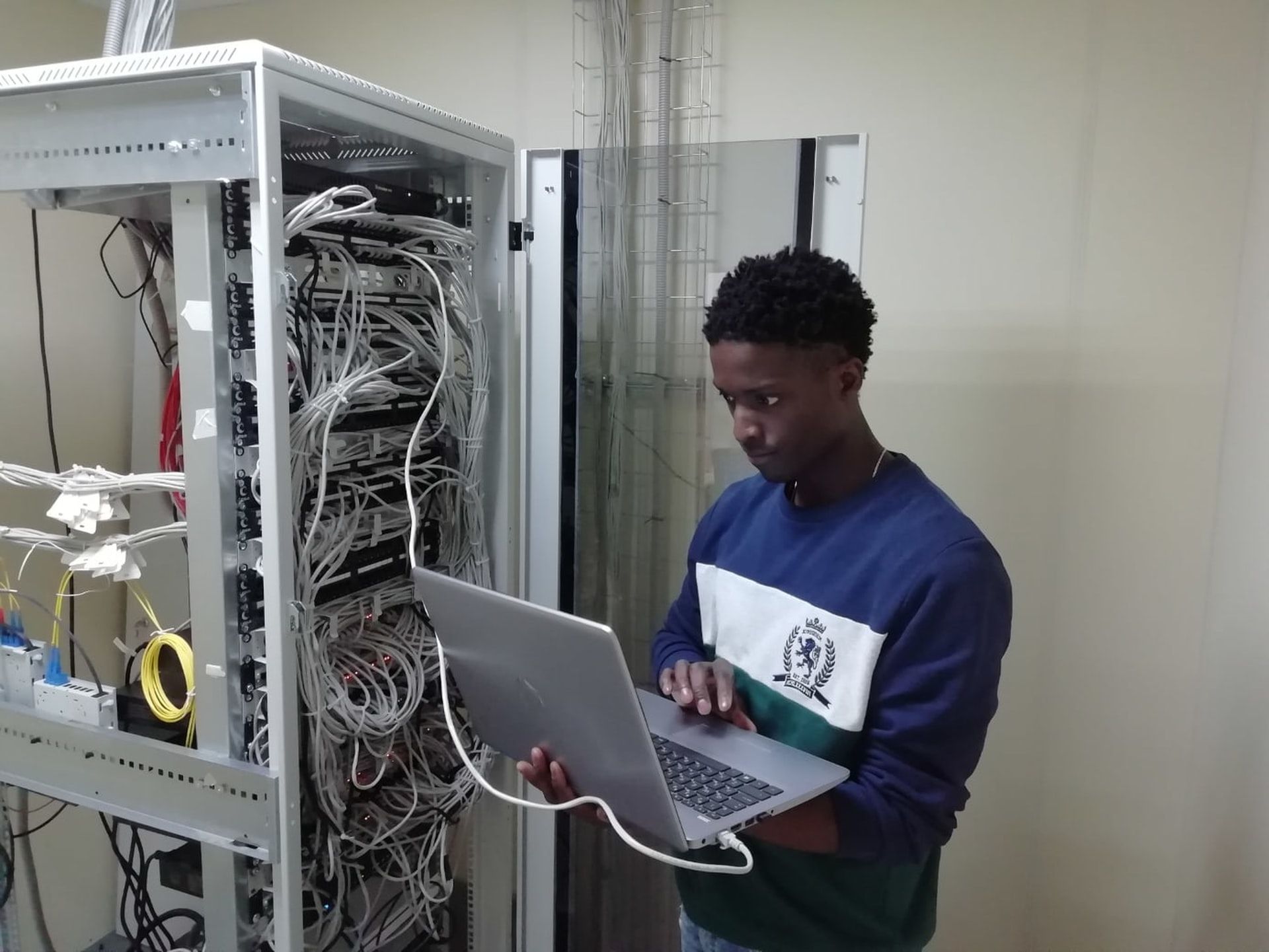 man using laptop connected to server - Che cos’è un server Web e come funziona?