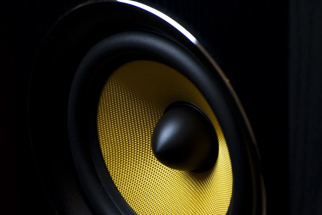 speaker 820005 1280 - Come funziona l’audio 3D ed è diverso dal suono surround?