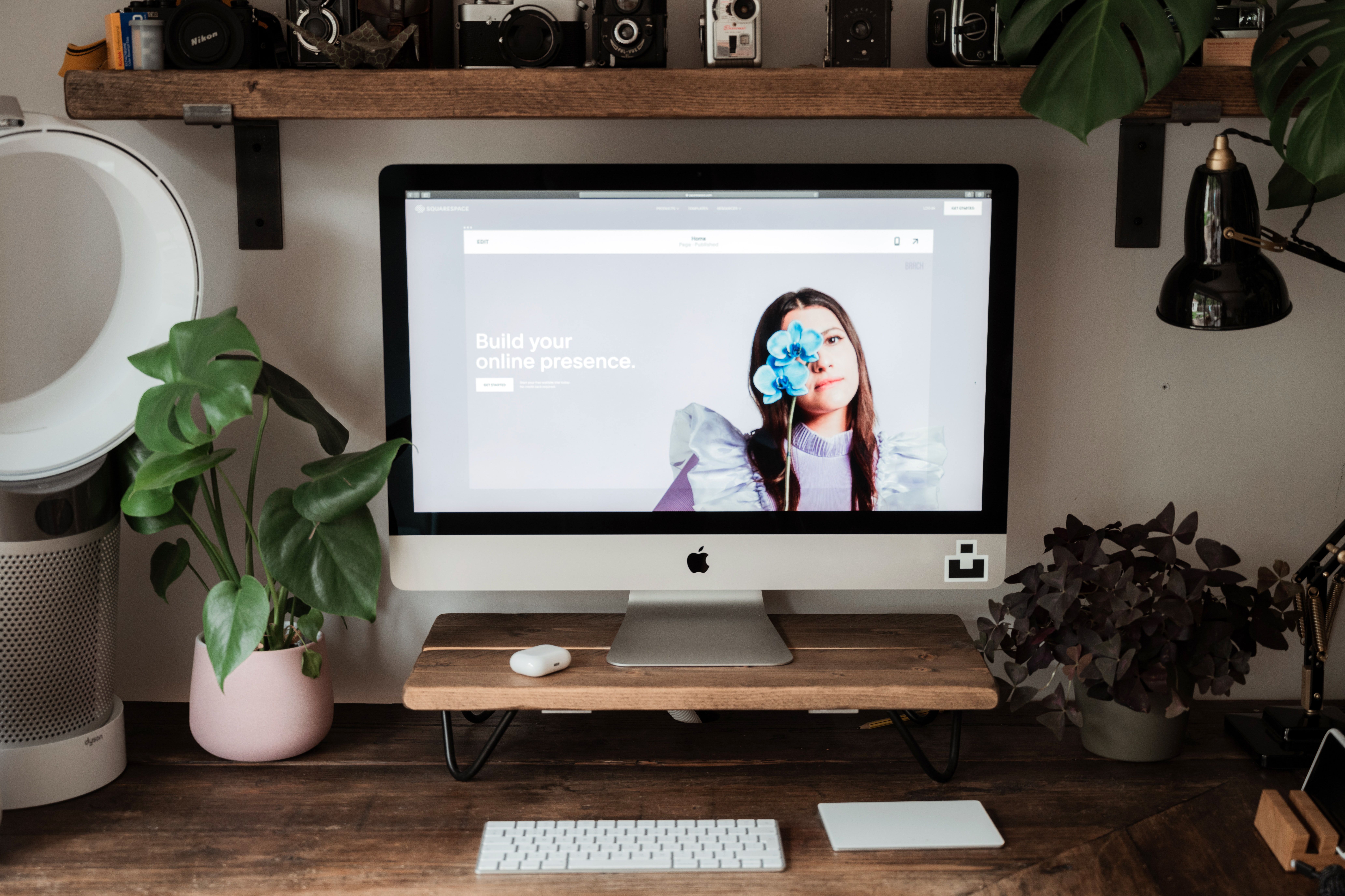 Apple iMac on monitor riser - 5 modi per mantenere una postura sana mentre si lavora da casa