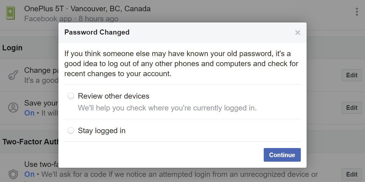 Подтверждение смены пароля Facebook с возможностью просмотреть другие устройства или остаться в системе.