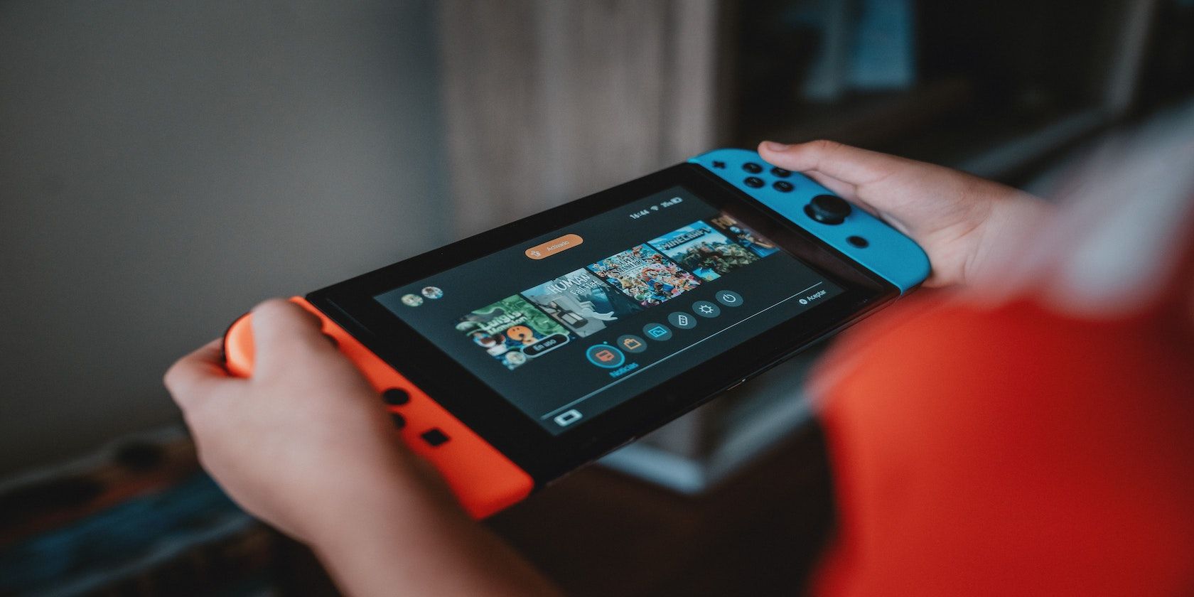 Person Playing On the Nintendo Switch featured image - Come far durare più a lungo la batteria del tuo Nintendo Switch