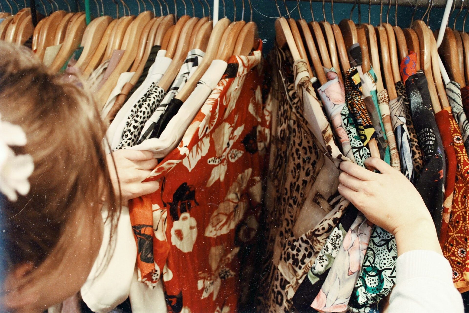 Searching Through Clothing Racks - 5 vantaggi nell’acquistare vestiti online
