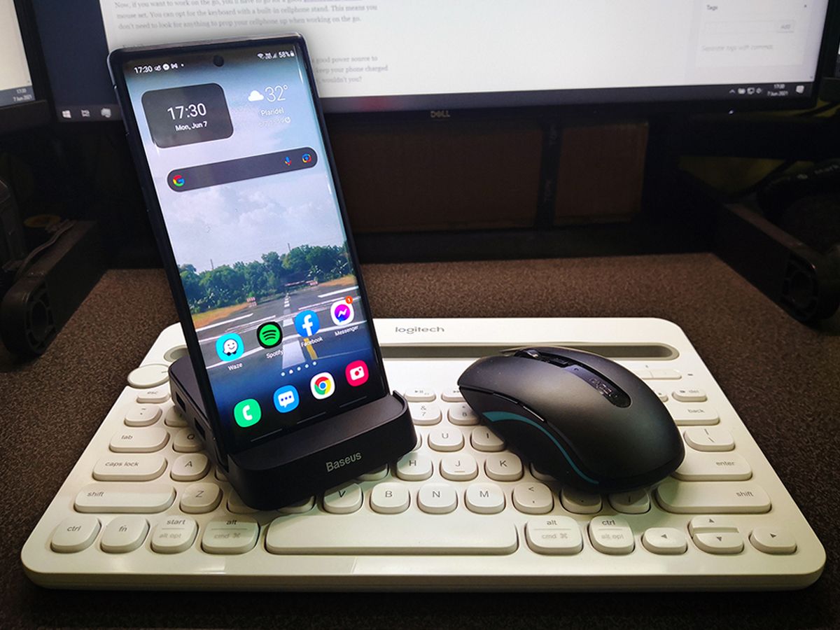 Smartphone dock with keyboard and mouse