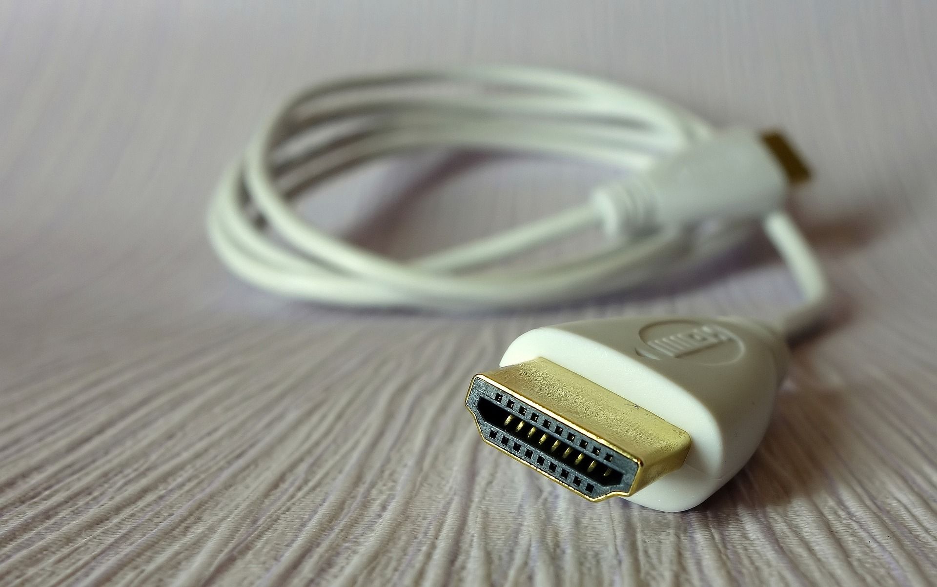 White HDMI Cable - Come funzionano gli splitter HDMI e possono ridurre l’ingombro dei cavi?