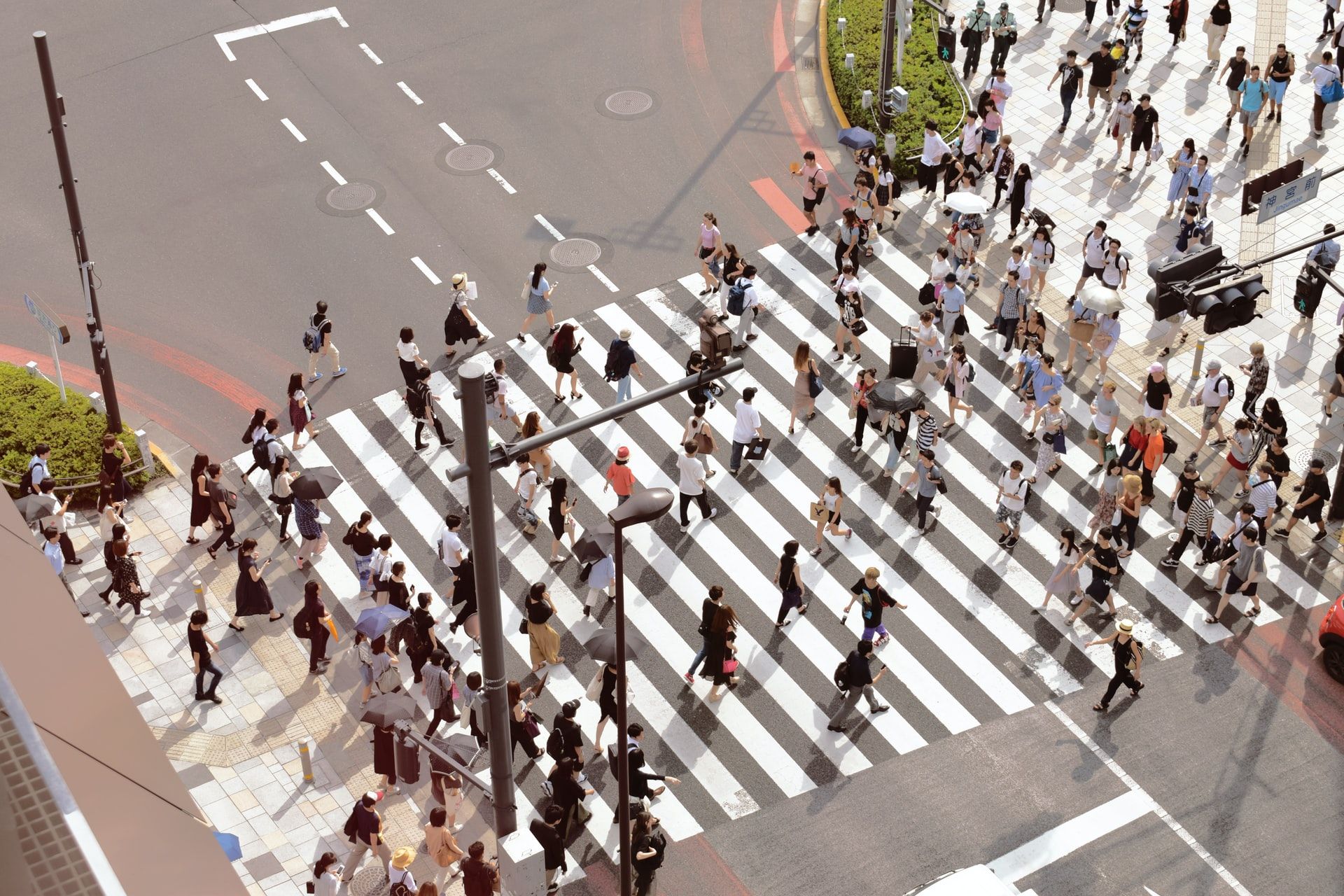 crowded crosswalk japan - 5 vantaggi nell’acquistare vestiti online