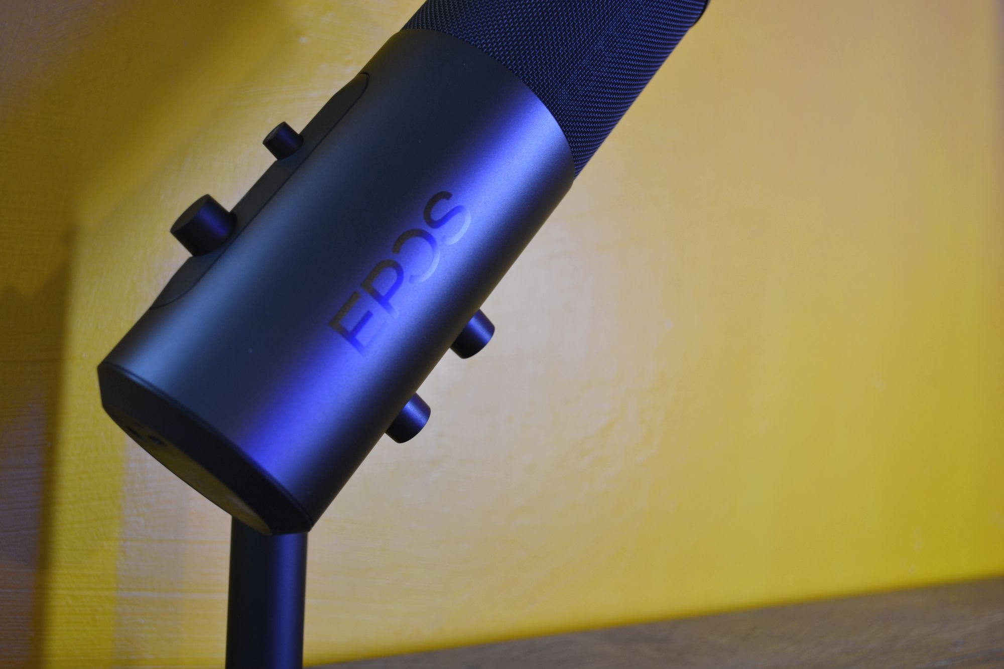 epos b20 mic standing close buttons - Recensione del microfono in streaming EPOS B20: microfono di qualità da studio per giocatori e creatori