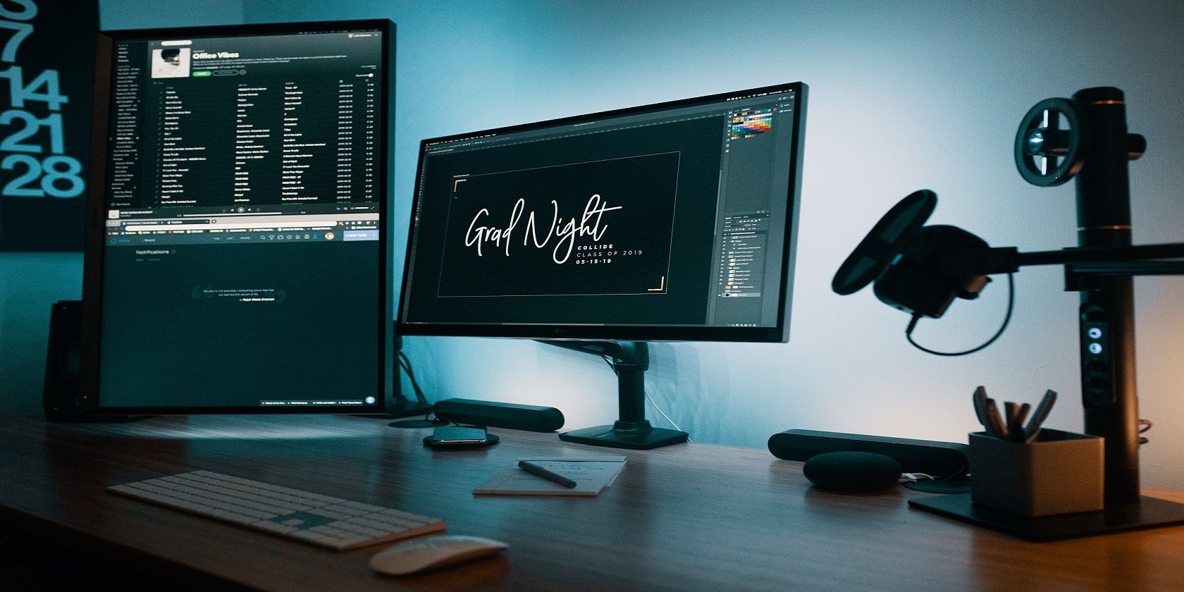 Two flat screens on office table - Free Image from Unsplash