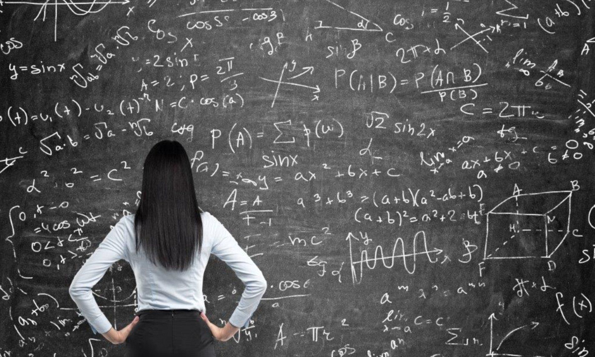 person with long hair looking at chalkboard - I 20 migliori siti web da aggiungere ai segnalibri per imparare la matematica passo dopo passo