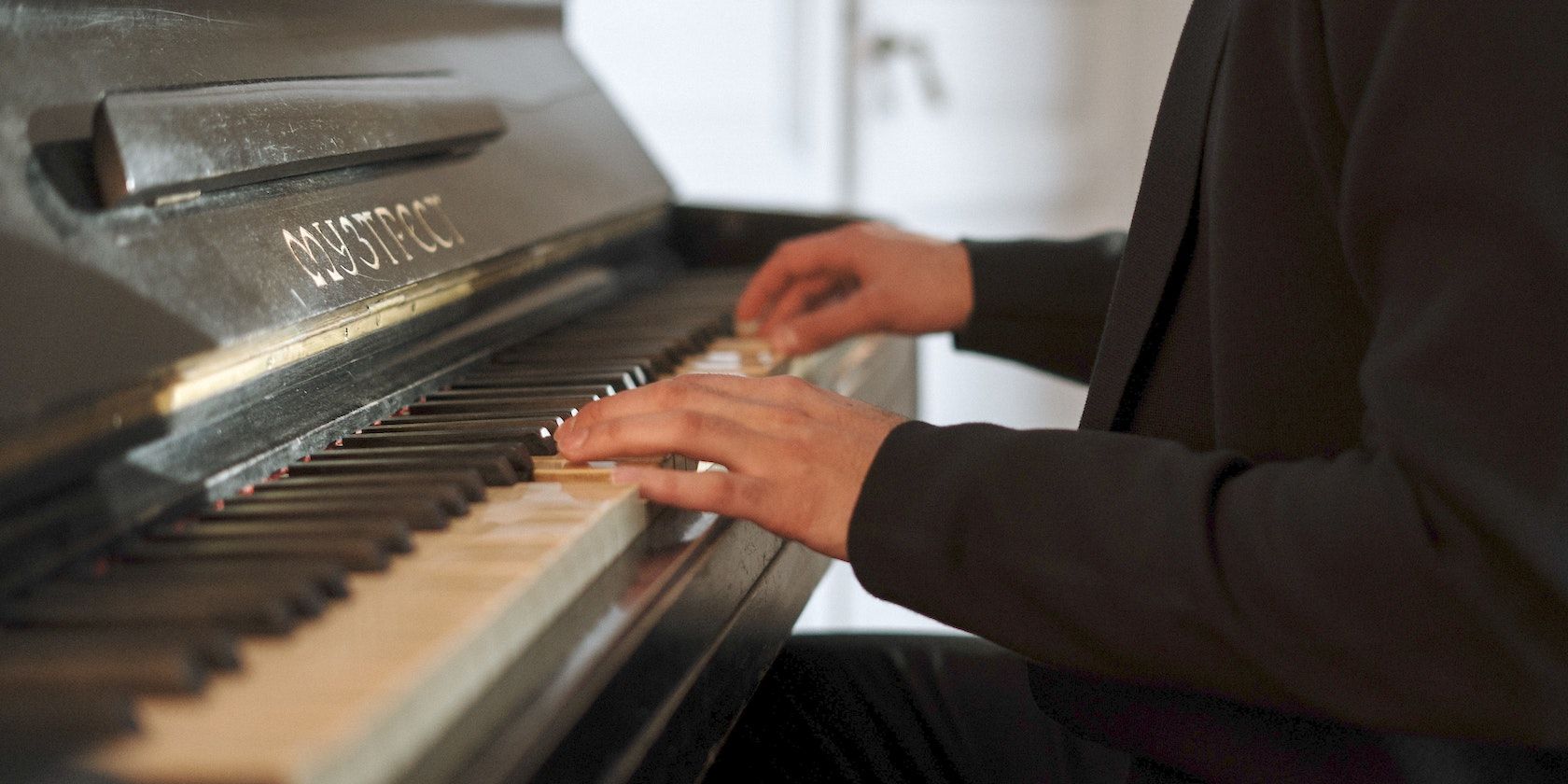 Learn How To Play The Piano With These 6 Android Apps