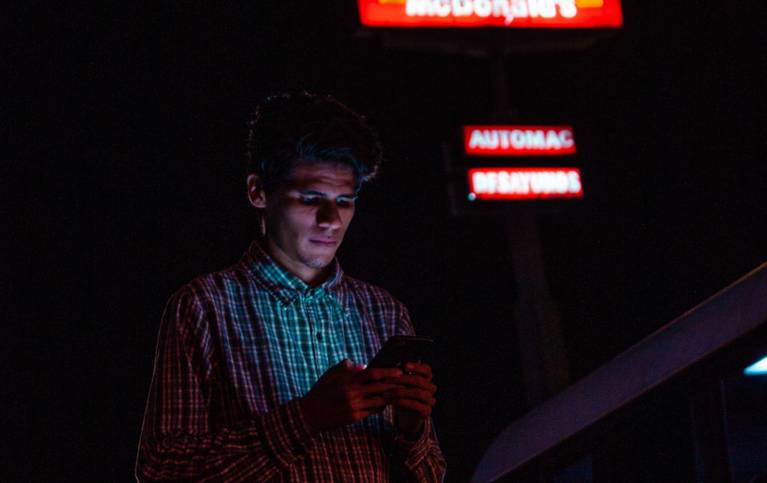 makanan cepat saji memeriksa telepon media sosial