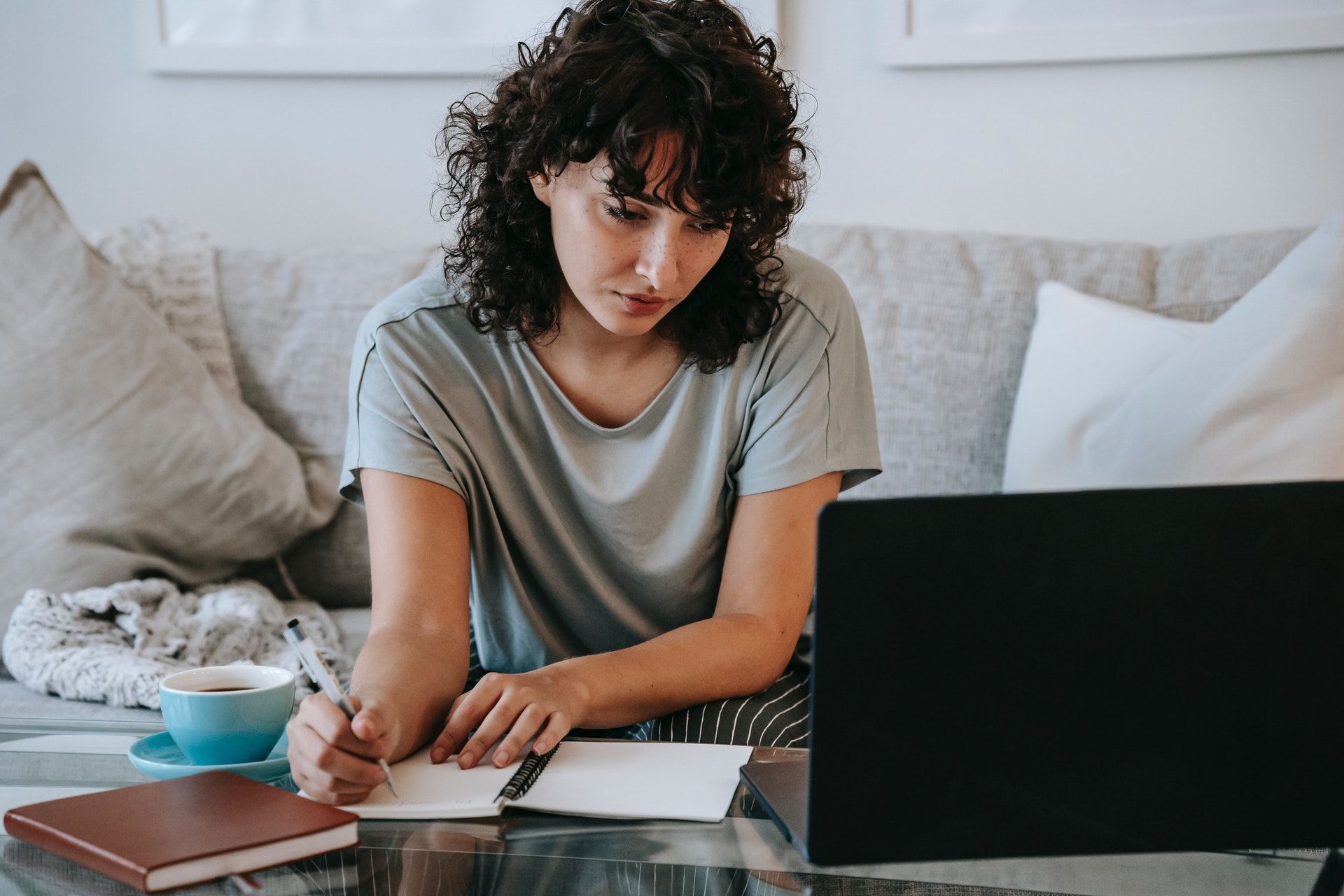 So zitieren Sie eine Website mit MLA- und APA-In-Text-Zitaten - student studying laptop