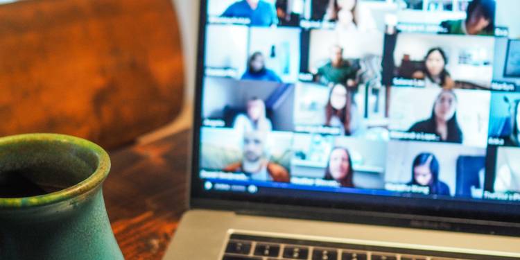 Video chat-palvelu kannettavan tietokoneen näytöllä