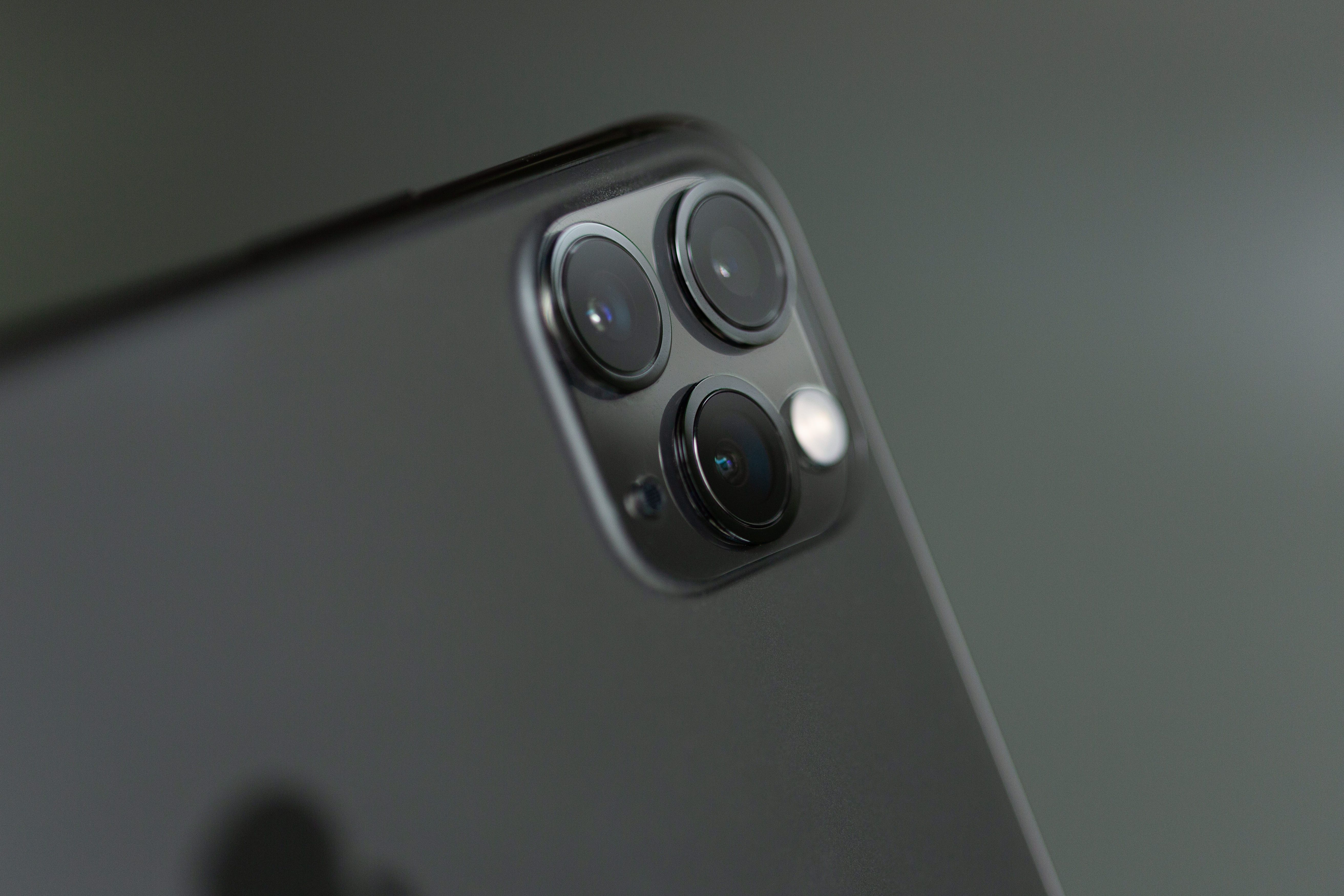 Closeup of iPhone Camera Lens - Che cos’è una protezione per obiettivo per iPhone e come si ottiene quella giusta?