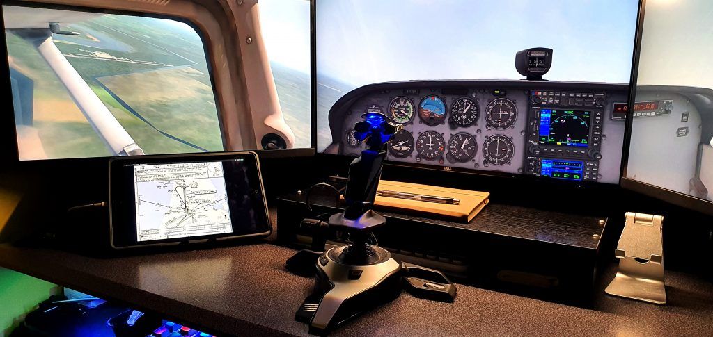 Flight simulation multi monitor pc e1625997162136 - Monitor doppi e monitor ultrawide: cosa è meglio per il tuo ufficio a casa?