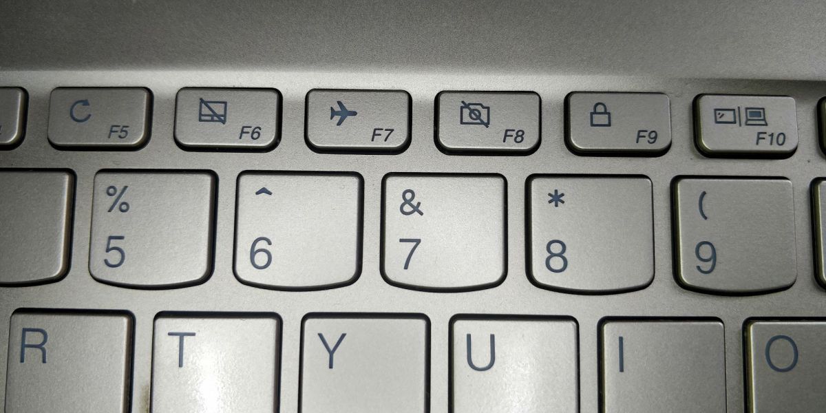 Windows laptop keyboard with F buttons, including the Airplane mode button.