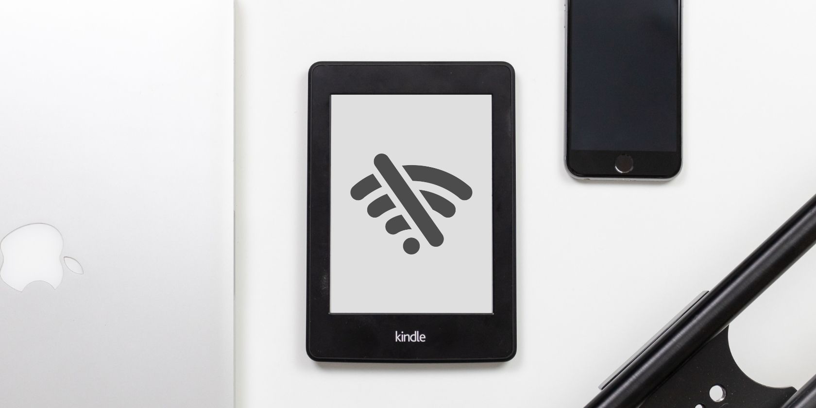 Kindle on a desk with the no Wi-Fi symbol.