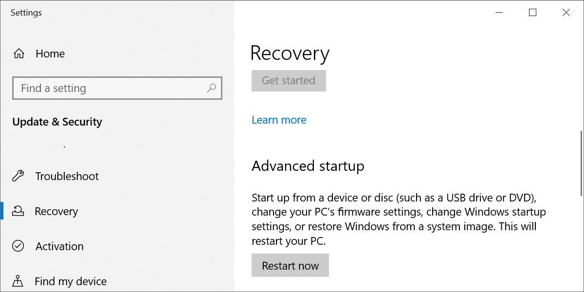 Windows 10 Settings app showing the advanced startup option under Update &amp; Security &gt; Recovery.