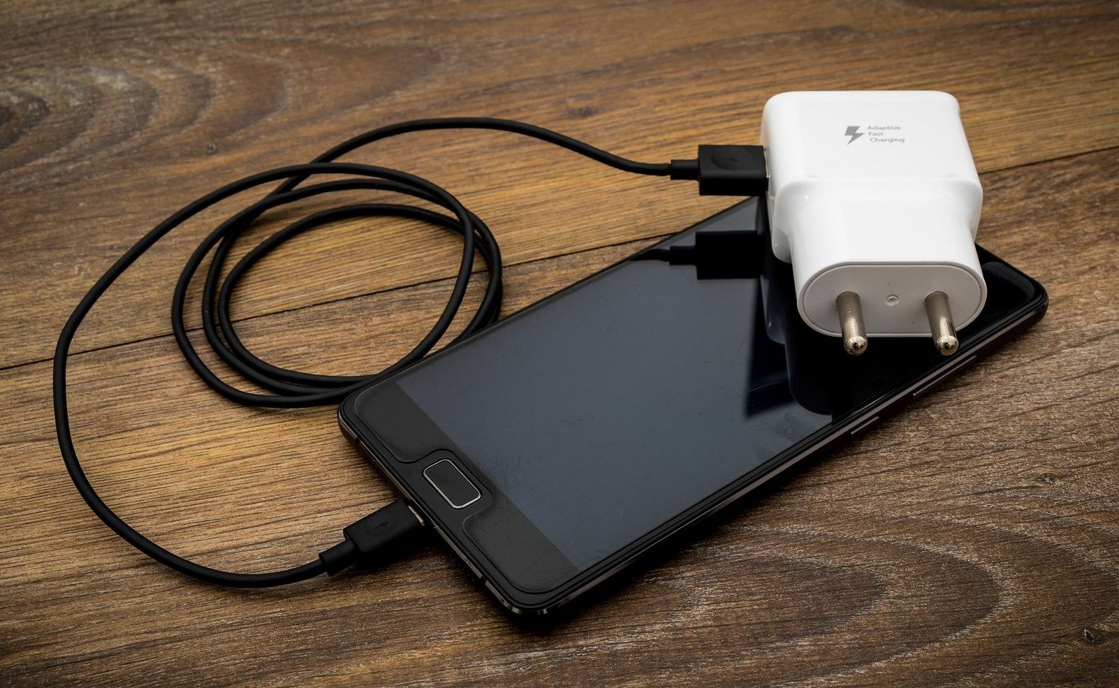 charger and phone - 5 entusiasmanti possibili future tecnologie per smartphone