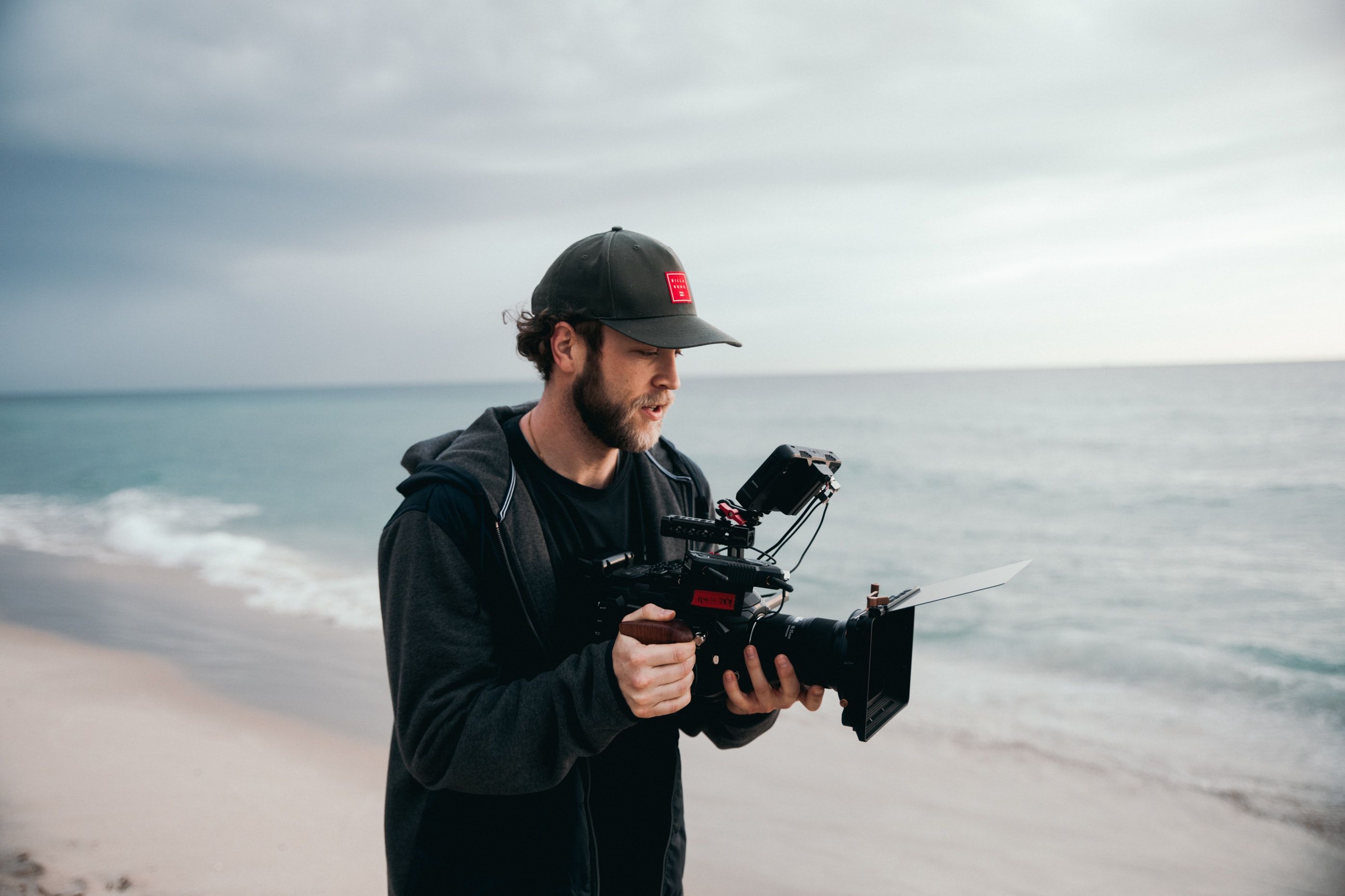 videography on beach - 9 piattaforme di social media che ti pagano per creare contenuti