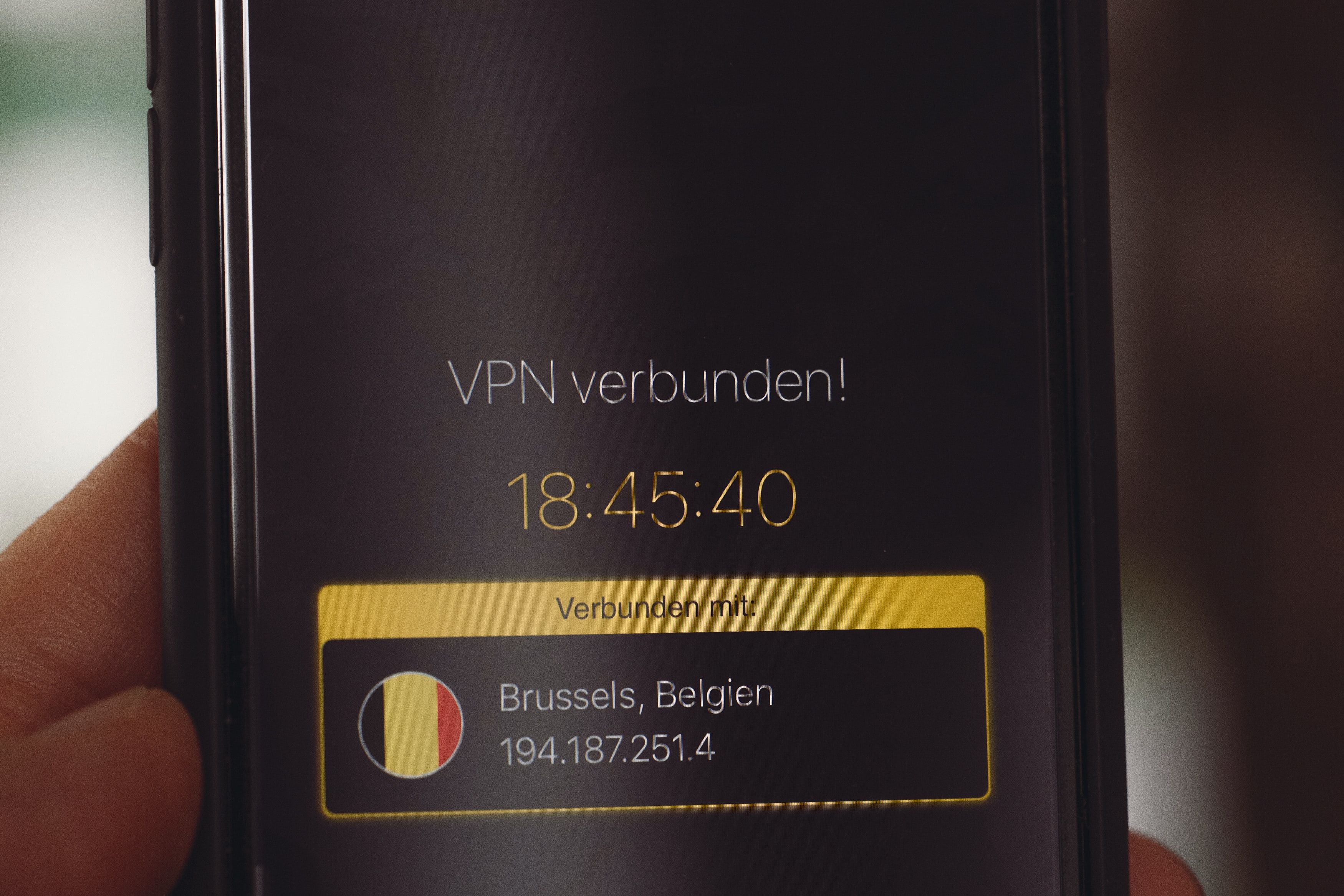 Photo of a VPN connection on a phone screen, written in German