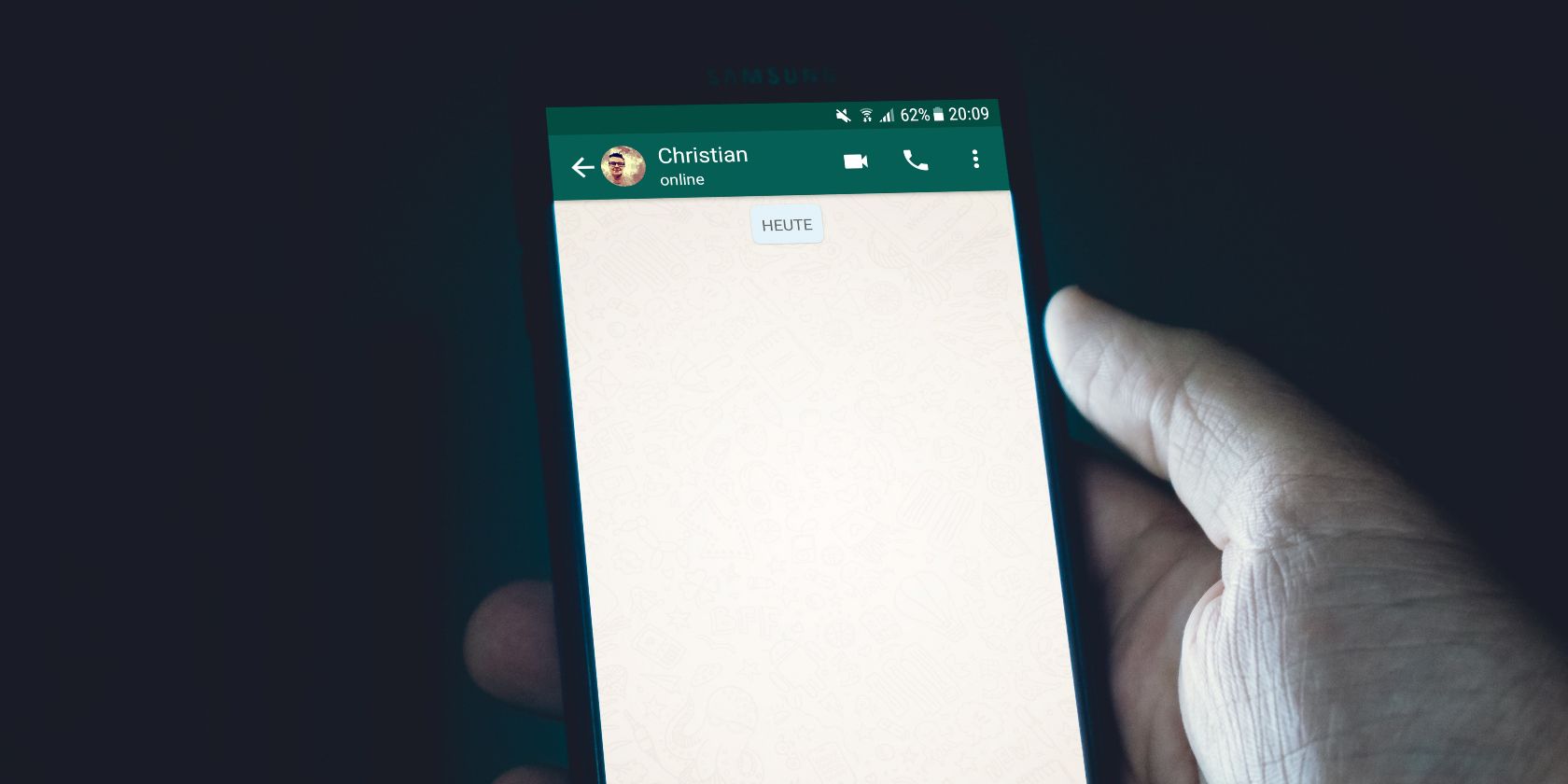 Photo d'un chat WhatsApp vide sur un écran de téléphone