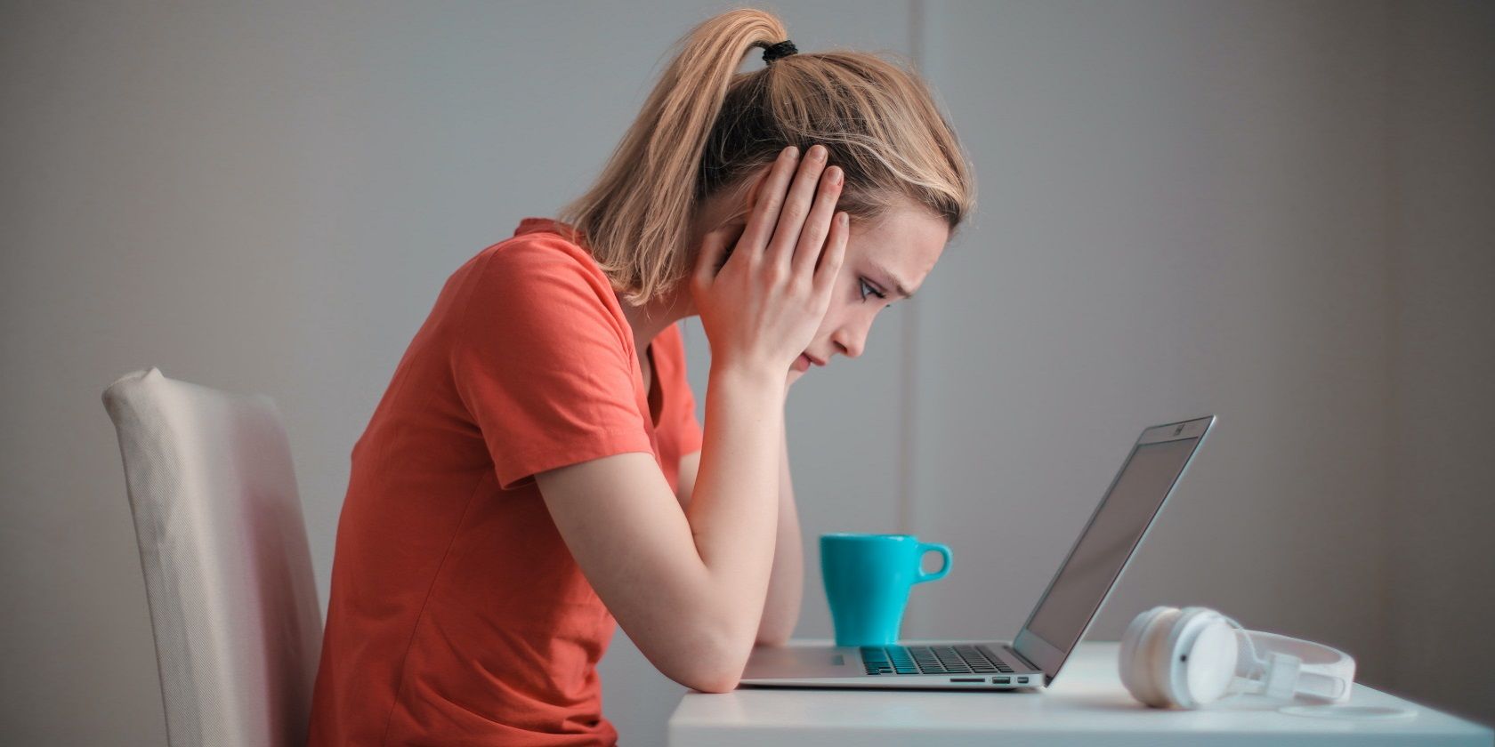 Frustrated woman in front a PC