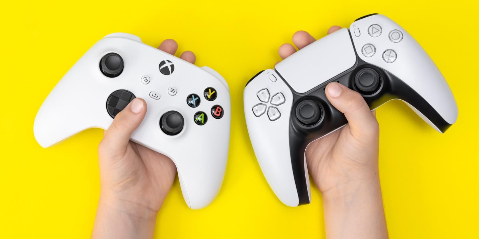 Tangan memegang pengontrol PS5 dan Xbox Series X