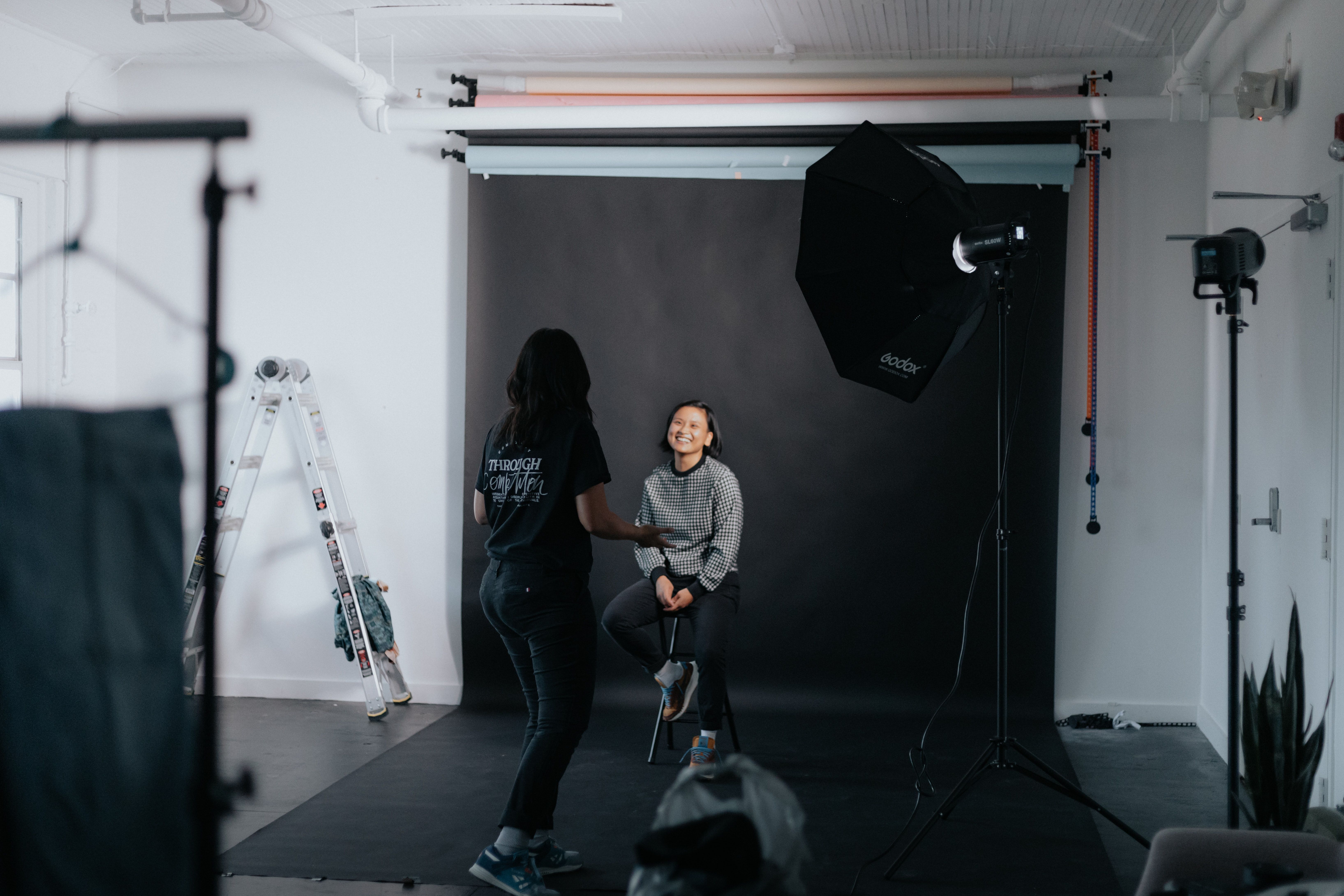 Was ist Aperture in der Fotografie? Wie man die Kamerablende versteht - aperture in a studio setting 1