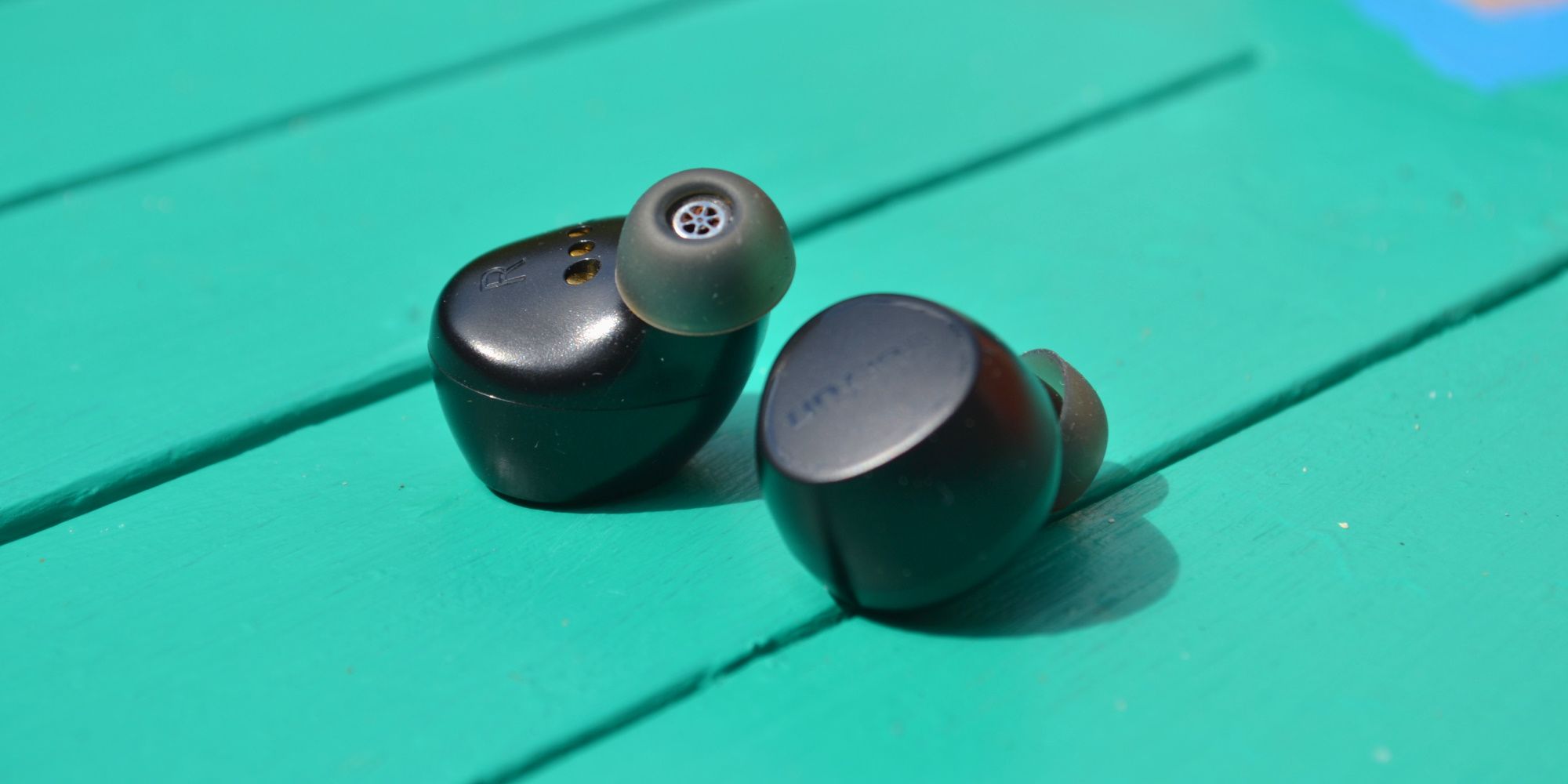 earfun free 2 earbuds buds lying down - Recensione EarFun Free 2: auricolari true wireless con un budget sorprendentemente buono