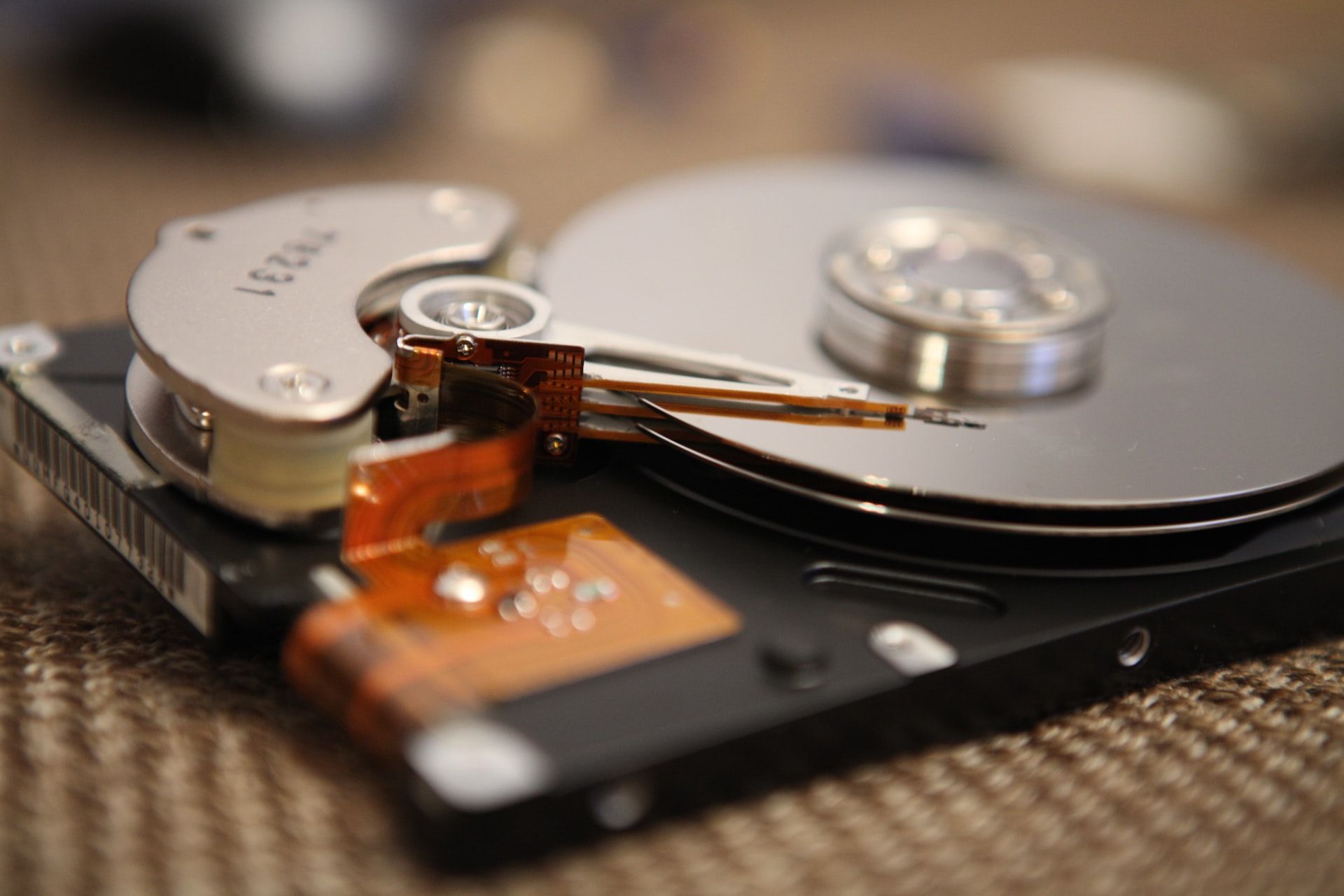 hard drive internals - Trasforma i dischi rigidi e gli SSD inutilizzati in unità esterne