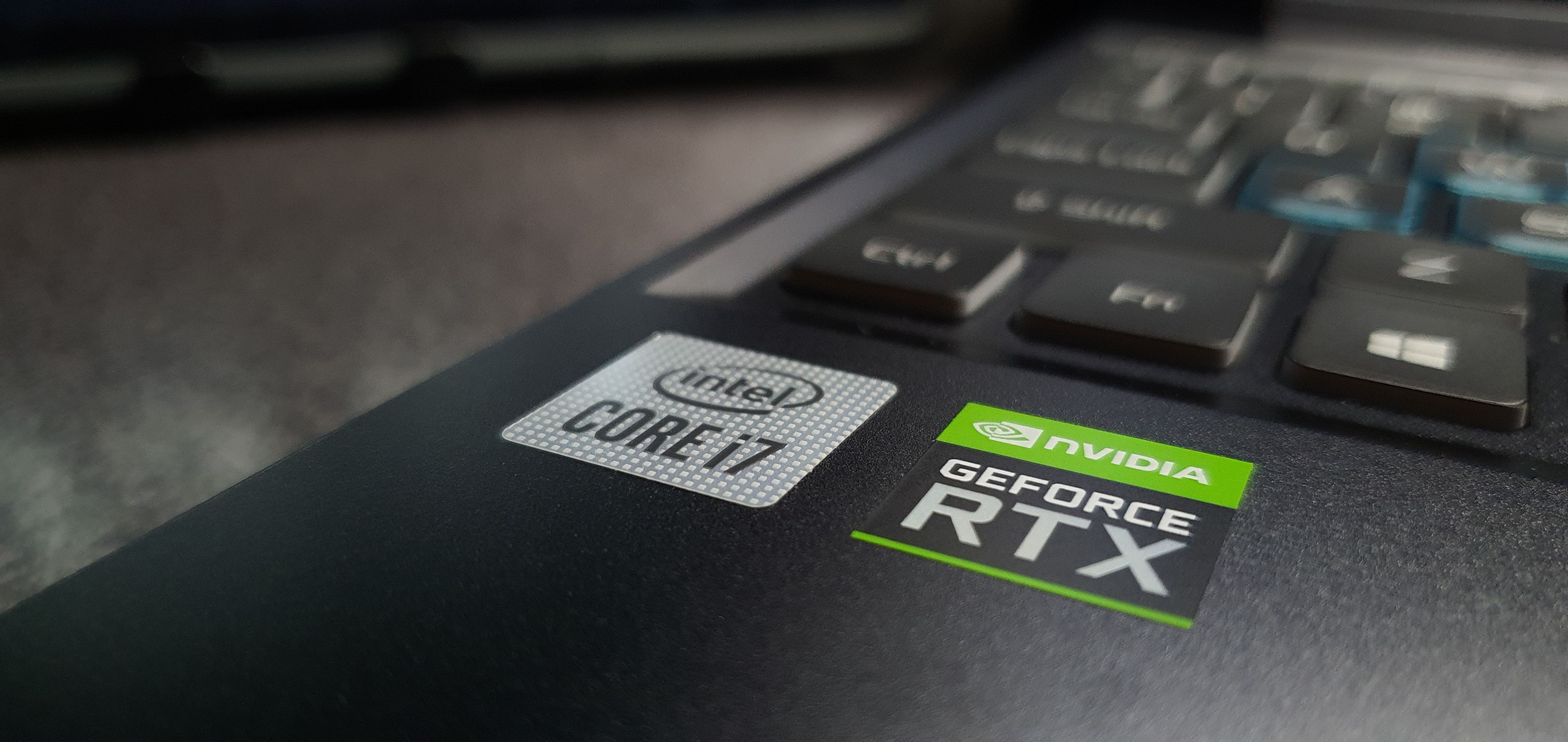 intel core i7 and nvidia RTX sticker on a laptop - Queste sono le 9 specifiche vitali da verificare prima di acquistare un laptop per la scuola
