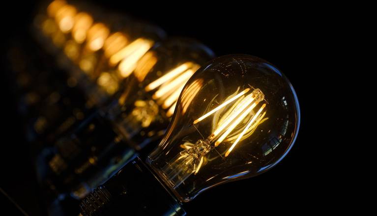 Cara Menghemat Energi di Rumah deretan bola lampu