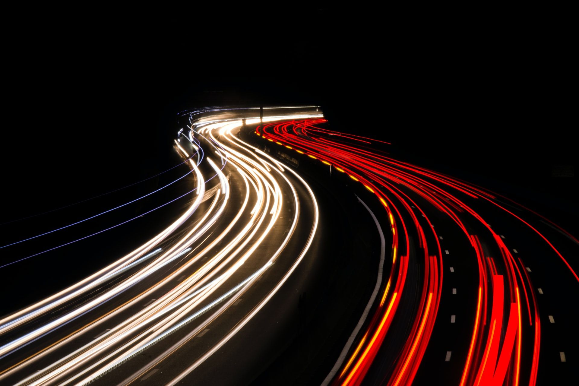 lightshot of red and white traffic - È più veloce spostare o copiare i file? Come mai?