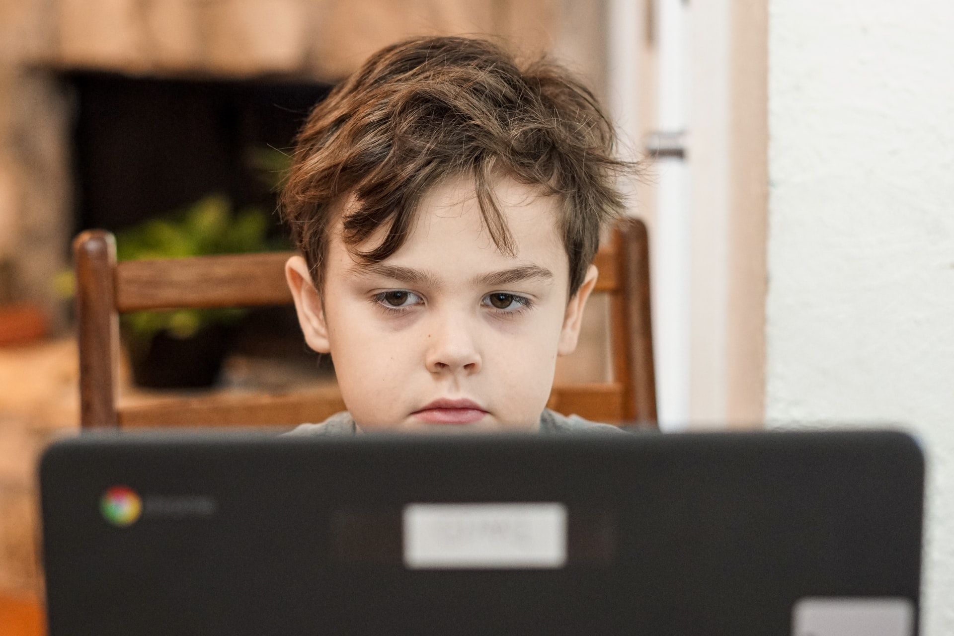 Was alle Eltern mit einem vernetzten Kind wissen sollten - little boy surfing internet
